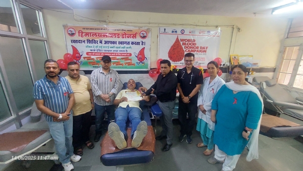 अमरजीत शर्मा रक्तदान करते हुए।
