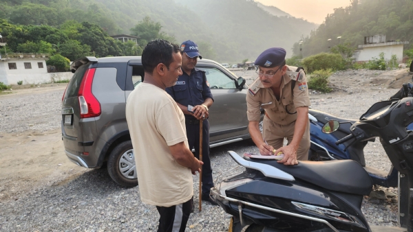 लक्ष्मणझूला थाना क्षेत्र में चेकिंग अ​भियान चलाती  पुलिस