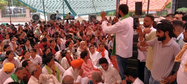 छात्रों को संबोधित करते किसान नेता रवि आजाद।