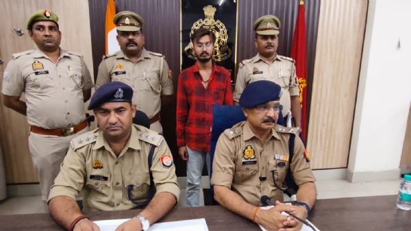 प्रेस कॉन्फ्रेंस में सोशल मीडिया पर धार्मिक भावनाएं भड़काने के आरोप में गिरफ्तार आरोपित मोहम्मद रागिब जानकारी देते हैं एसपी सिटी।