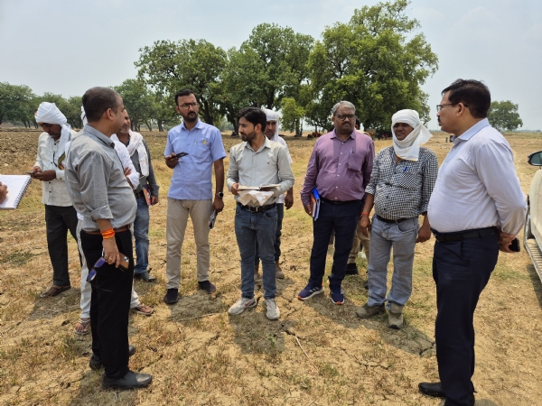 मौके पर निरीक्षण करते अधिकारी