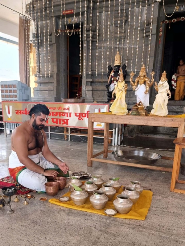 तिरुपति धाम में भगवान तिरुपति की अर्चना करते अर्चक।