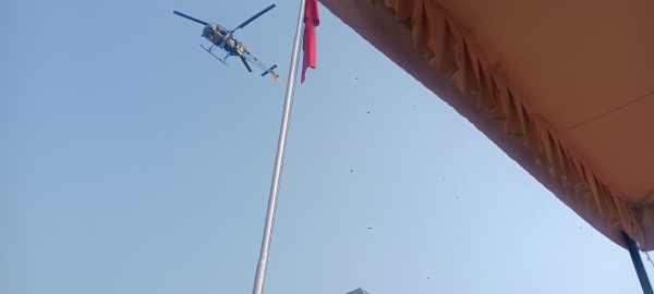 हेलीकॉप्टर से पुष्प वर्षा।