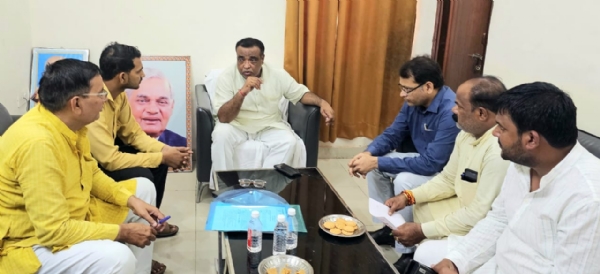 डिप्टी सी एम ओ  से संवाद करते जिलाध्यक्ष भाजपा