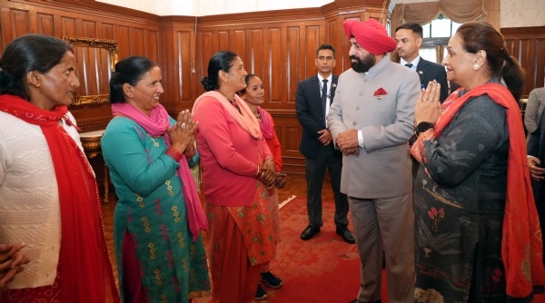 नैनीताल राजभवन में कार्मिकों के परिजनों से मिलते राज्यपाल।