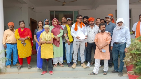 शहर में धर्म और क्षेत्र के हिसाब से कानून व्यवस्था लागू करने का पुलिस पर आरोप