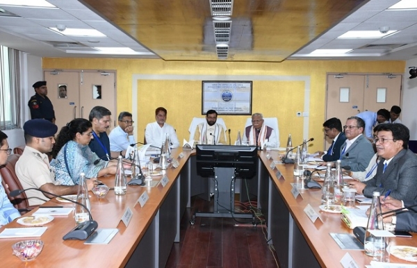 हरियाणा परमाणु विद्युत परियोजना की समीक्षा करते ऊर्जा मंत्री और अन्‍य