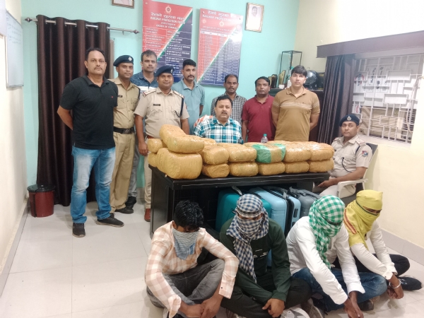 आरोपित और आरपीएफ के अधिकारी