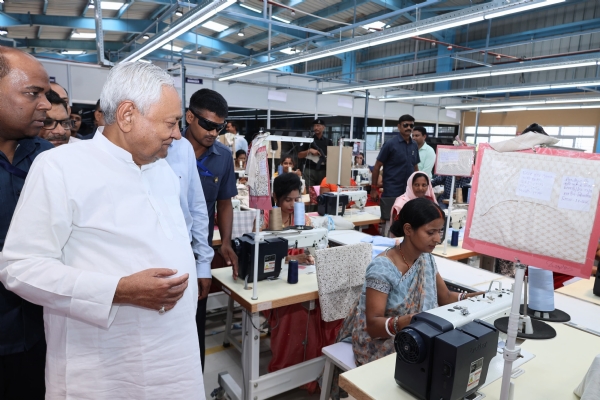 मुख्यमंत्री नीतीश पटना जिला अन्तर्गत विभिन्न औद्योगिक इकाइयों का अवलोकन करते हुए