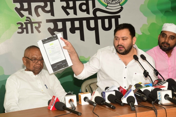 नेता  विरोधी दल  तेजस्वी यादव का संवाददाता सम्मेलन
