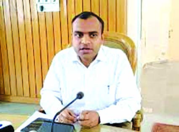 डीएम मयूर दीक्षित
