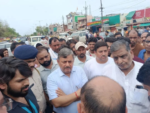 महिलाओं ने कार्रवाई को लेकर किया चक्काजाम, तब जाकर पहुंचे कलेक्टर मिलने