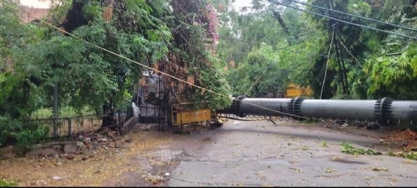 गिरे मोबाइल टावर का