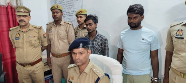 पुलिस अभिरक्षा में खड़े आरोपित अपराधी
