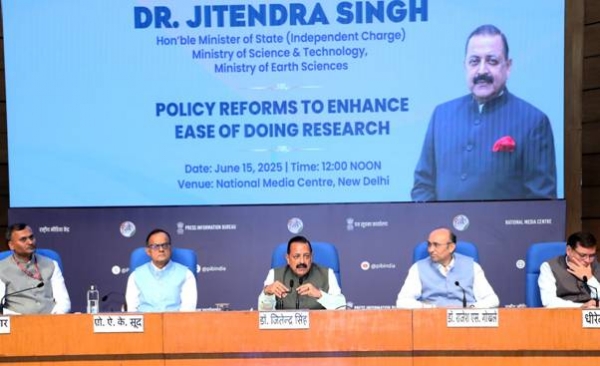प्रेस कॉन्फ्रेंस को संबोधित करते डॉ जितेंद्र सिंह