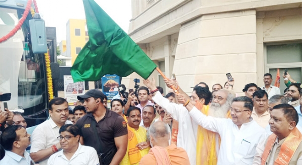 मानसरोवर यात्रा पर जाने वाली बस काे हरी झंडी दिखाते मंत्री जयवीर सिंह और अन्य।