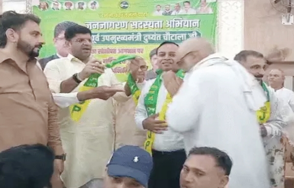 सोनीपत:  जेजेपी कार्यकर्ता बैठक में नए सदस्यों का स्वागत करते हुए दुष्यंत चौटाला।