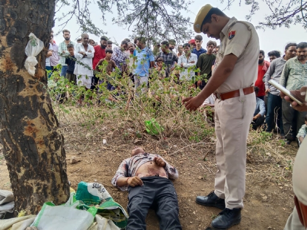 चित्तौड़गढ़ जिले के मंडफिया थाना इलाके में पहाड़ी पर शव मिलने के बाद जांच करती पुलिस।