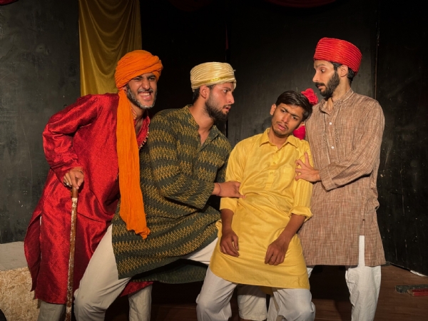 नटरंग ने पेश किया हास्य से भरपूर हिंदी नाटक शातिर खिलाड़ी, दर्शकों को खूब हँसाया