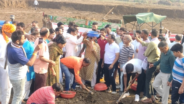 सांसद मंजू शर्मा ने जनप्रतिनिधियों के साथ रामगढ़ बांध में श्रमदान करते हुई।