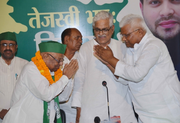 राजद नेता मंगनी लाल मंडल को पार्टी के प्रदेश अध्यक्ष चुने जाने के बाद समर्थकों द्वारा स्वागत किया गया