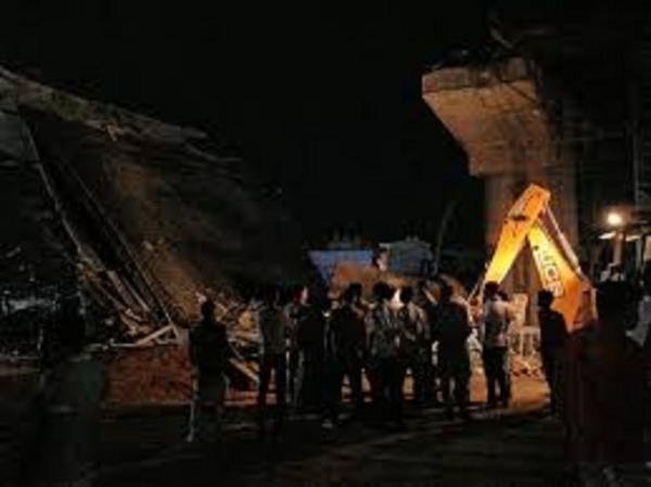 निर्माणाधीन ओवरब्रिज का हिस्सा भरभराकर कर ढहा