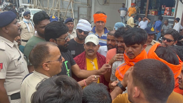 विरोध प्रदर्शन करते हुए युवक