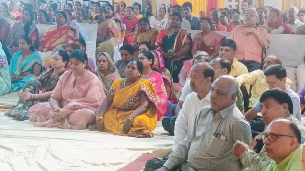 कथास्थल  सुनते श्रद्धालुओं की तस्वीर