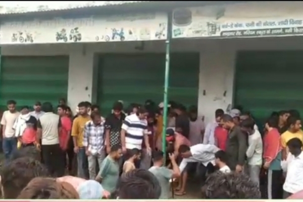 बच्ची को तलाशते मौहल्ला वासी