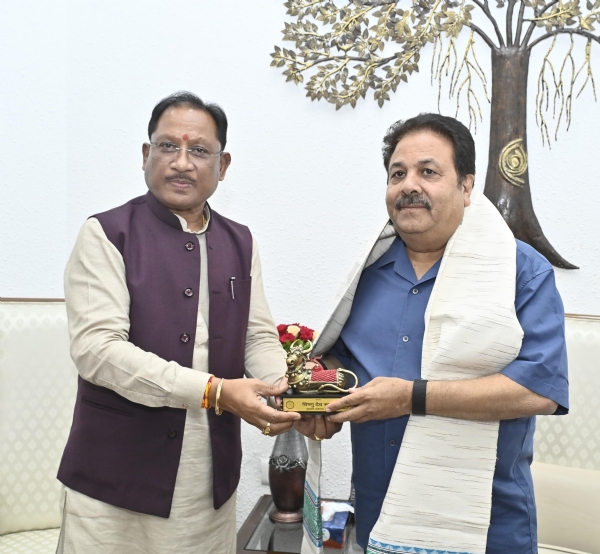 मुख्यमंत्री साय से बीसीसीआई उपाध्यक्ष राजीव शुक्ला मुलाकात करते हुए