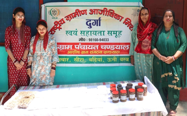 आत्मनिर्भरता की ओर सावणी देवी और अन्य महिलाएं।