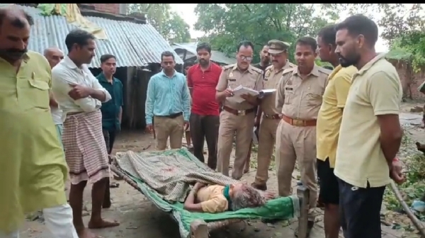 मौके पर पहुंची पुलिस कार्यवाही करती हुई