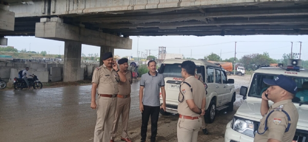 स्थलीय निरीक्षण करते हुए पुलिस अधीक्षक ग्रामीण, क्षेत्राधिकारी रुड़की एवं कोतवाली गंगनहर प्रभारी।