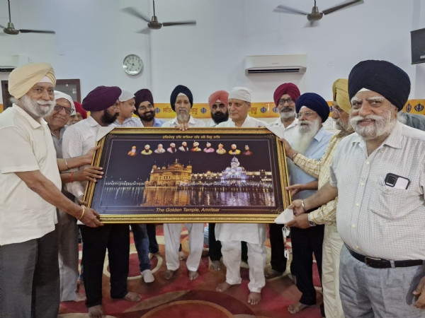 पूर्व कैबिनेट मंत्री का सम्मान करता सिख समाज
