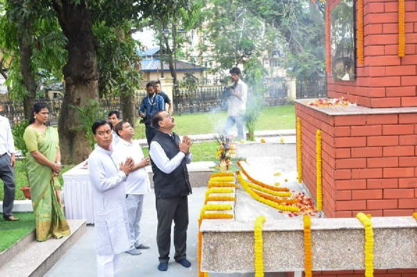 गुवाहाटी के नेहरु पार्क में कामरूप (मेट्रो) जिला प्रशासन की ओर से आयोजित कार्यक्रम में शहीद कुशल कोंवर को श्रद्धांजलि अर्पित करते मंत्री चंद्र मोहन पटवारी