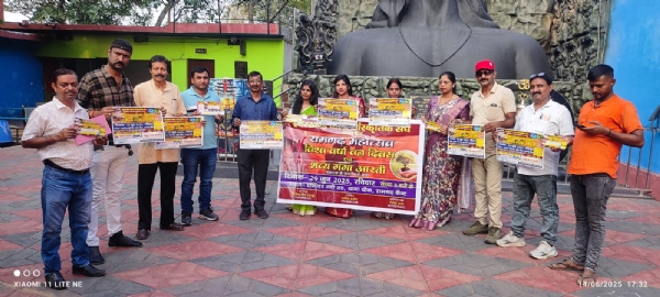 विमोचन करते लोग