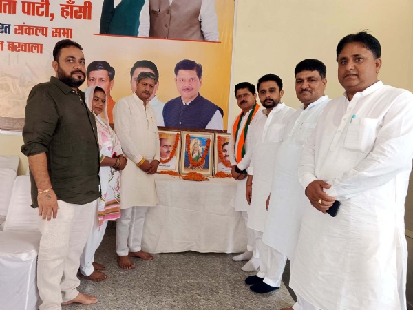 दीप प्रज्जवलित कर विकसित भारत संकल्प सभा का शुभारंभ करते भाजपा नेता।