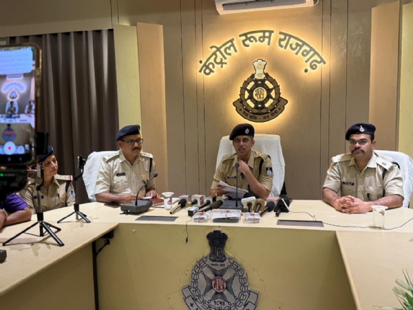 तीन आरोपित गिरफ्तार,मशरुका बरामद