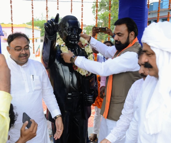 उपमुख्यमंत्री सम्राट चौधरी बाबा साहब की मूर्ति का अनावरण करते