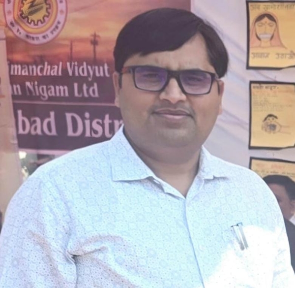 राजकीय उच्चतर माध्यमिक विद्यालय हुसैनपुर छिरावली मुरादाबाद में विज्ञान शिक्षिका बबीता मेहरोत्रा ।