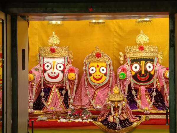 मंदिर में स्थापित महाप्रभु जगन्नाथ, भाई बलभद्र और बहन सुभद्रा की मूर्ति।