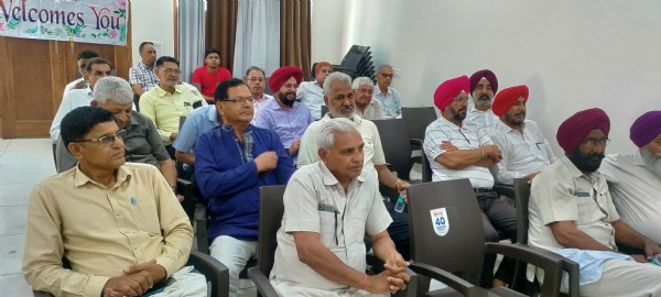 बैठक करते सामाजिक संस्थाओं के पदाधिकारी।