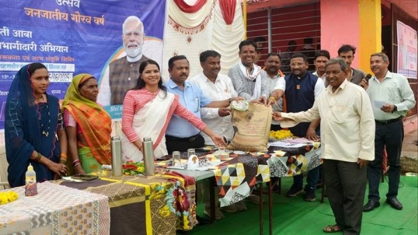धरती आबा जनजातीय ग्राम उत्कर्ष अभियानः ग्राम नावथा में लगा विशेष शिविर