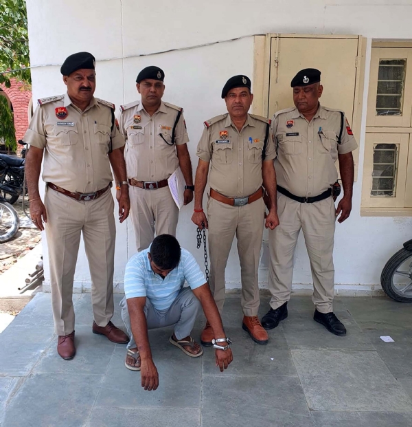 पुलिस गिरफ्त में पिता की हत्या करने वाला विजेन्द्र।