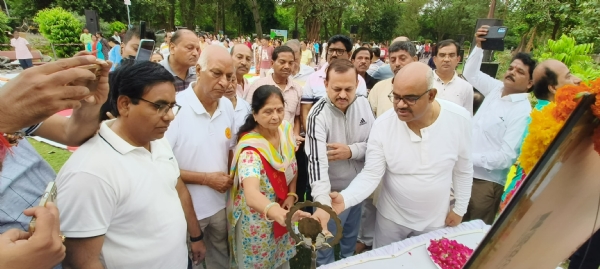 अंतर्राष्ट्रीय योग दिवस का शुभारंभ करते सांसद व जिलाधिकारी
