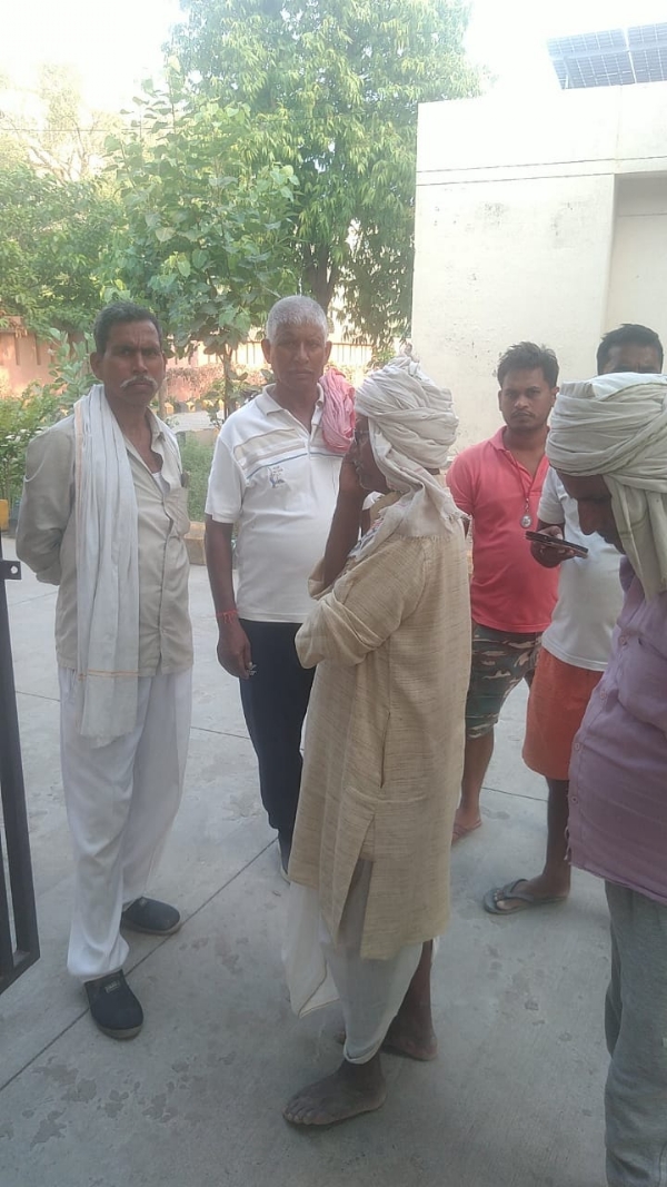 घटना के बाद जुटे लोग