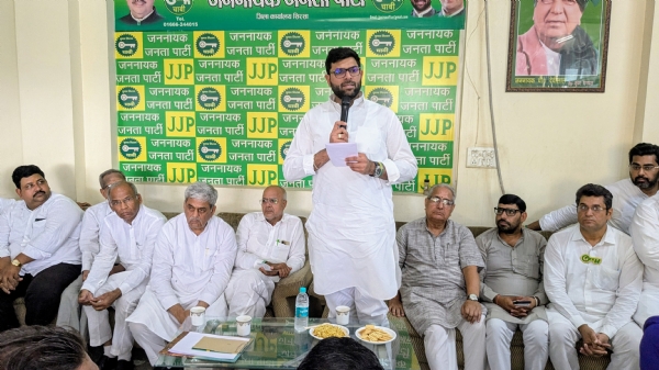 बैठक को संबोधित करते जेजेपी नेता दिग्विजय चौटाला।