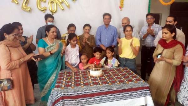 मोक्ष वृद्धाश्रम में फादर्स डे मनाते समाजसेवी व विभिन्न संस्थाओं के प्रतिनिधि।