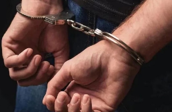 गिरफ्तार (प्रतीकात्मक तस्वीर) गिरफ्तार (प्रतीकात्मक तस्वीर)