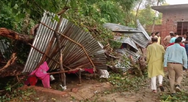 धराशाई हुआ ओसारा